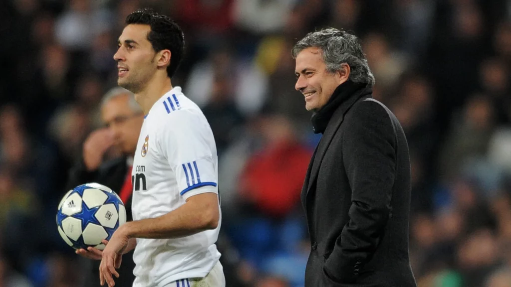 Arbeloa y Mourinho, durante su etapa como jugador y entrenador del Real Madrid, en un partido de Champions League.
