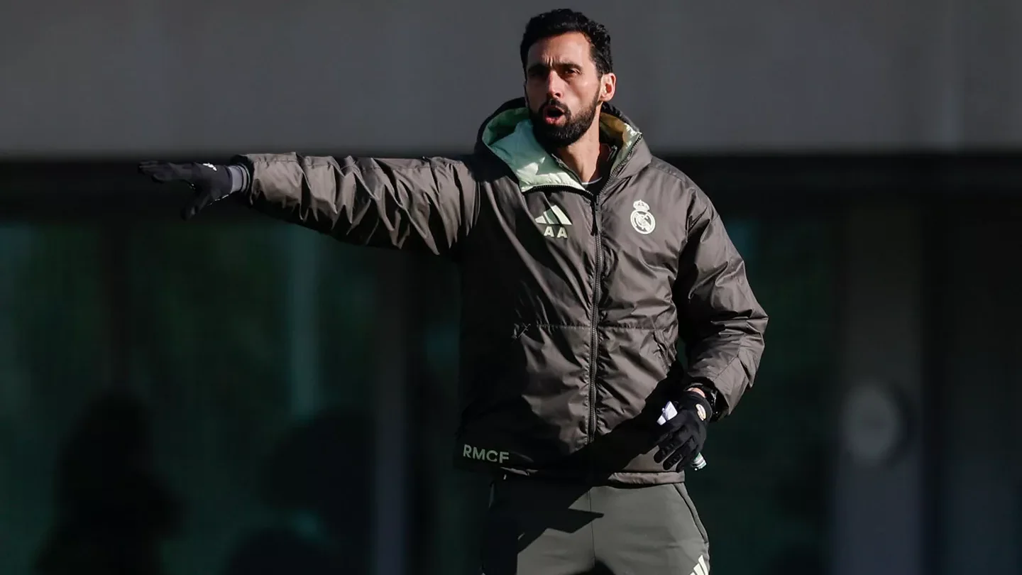 Álvaro Arbeloa da instrucciones en un entrenamiento del Real Madrid