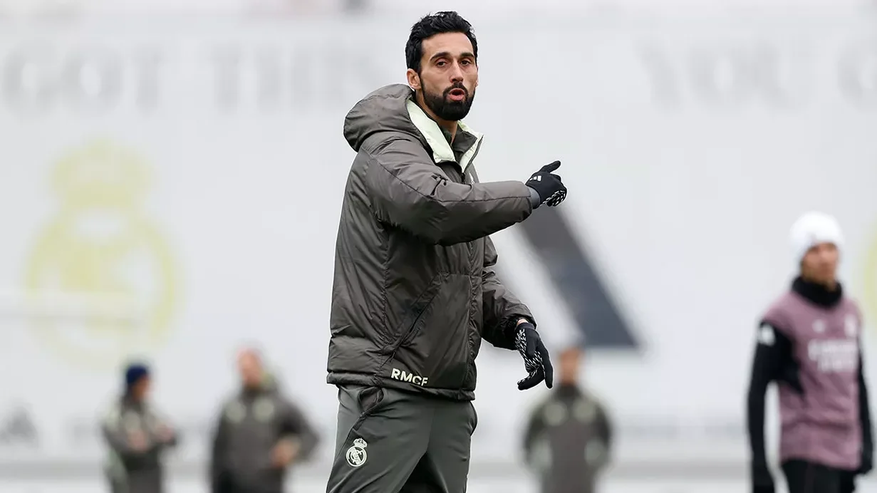 Álvaro Arbeloa entrena al Real Madrid antes del partido ante el Levante