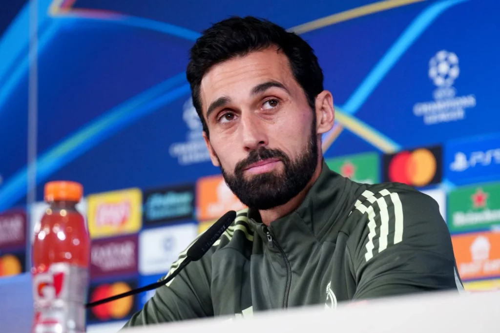 Álvaro Arbeloa escucha una pregunta durante la rueda de prensa previa al Real Madrid - Mónaco de Champions League.