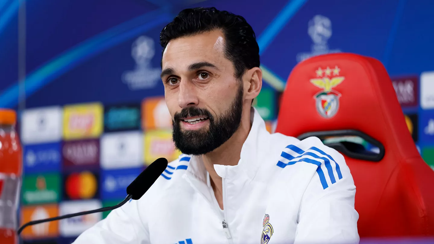 Álvaro Arbeloa elogia a José Mourinho durante la rueda de prensa en Lisboa.