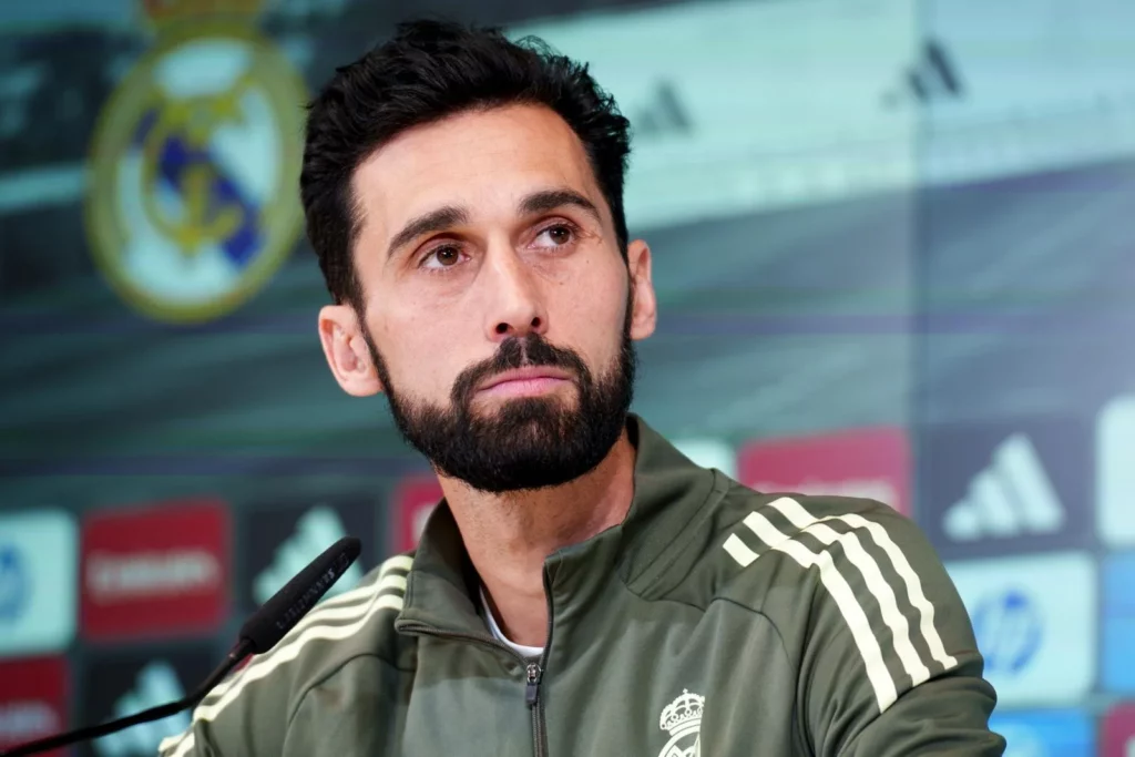 Álvaro Arbeloa escucha una pregunta en la sala de prensa de la Ciudad Real Madrid.