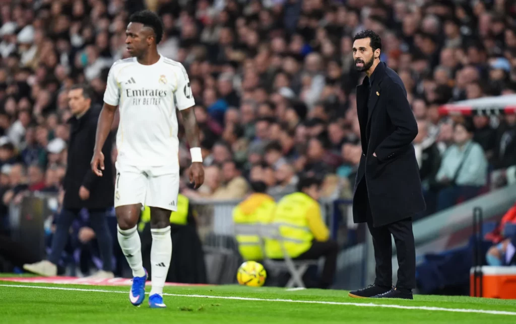 Arbeloa y Vinicius, durante el Real Madrid - Levante en el Santiago Bernabéu.