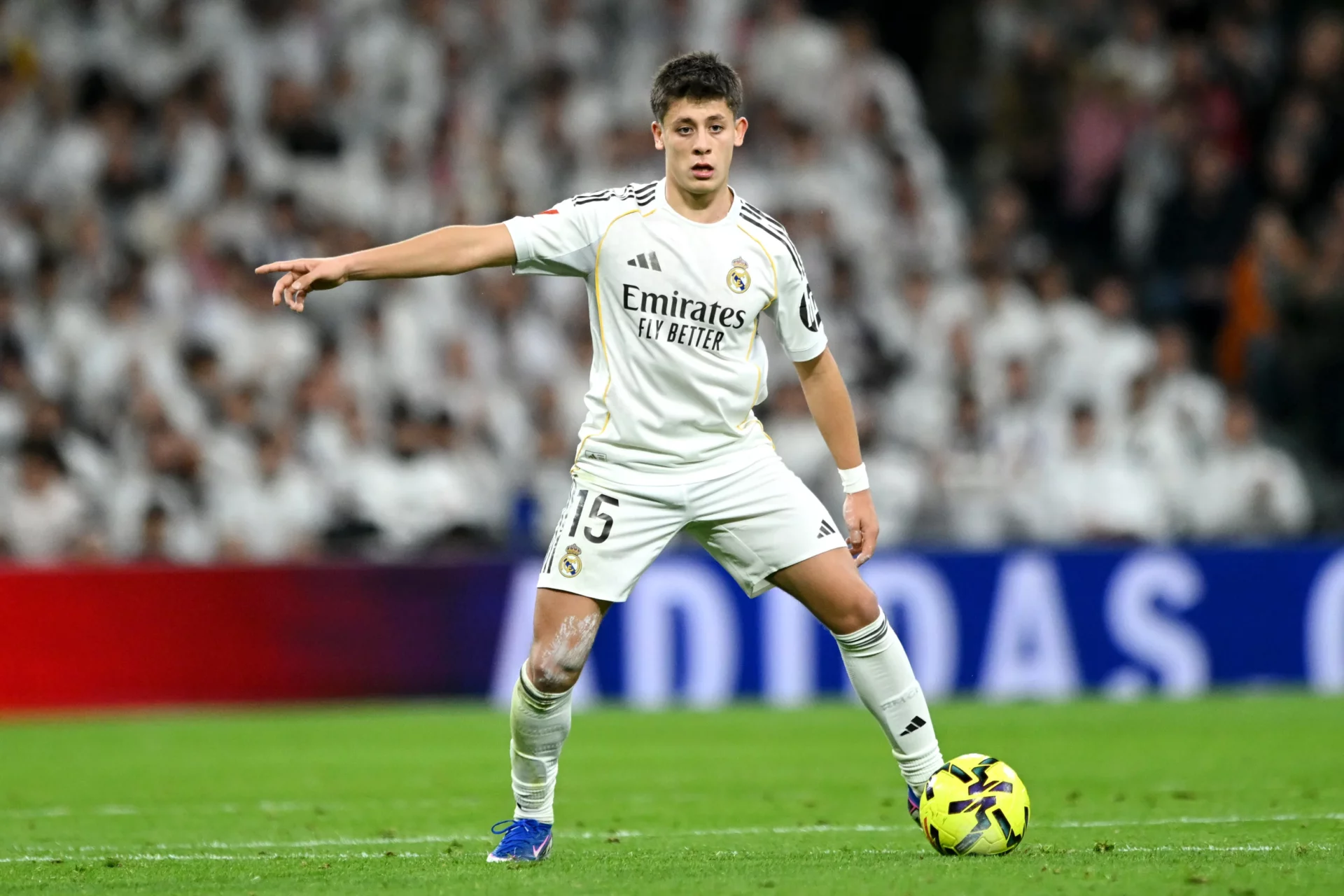 Arda Güler ordena a sus compañeros en el Real Madrid para dar una asistencia.