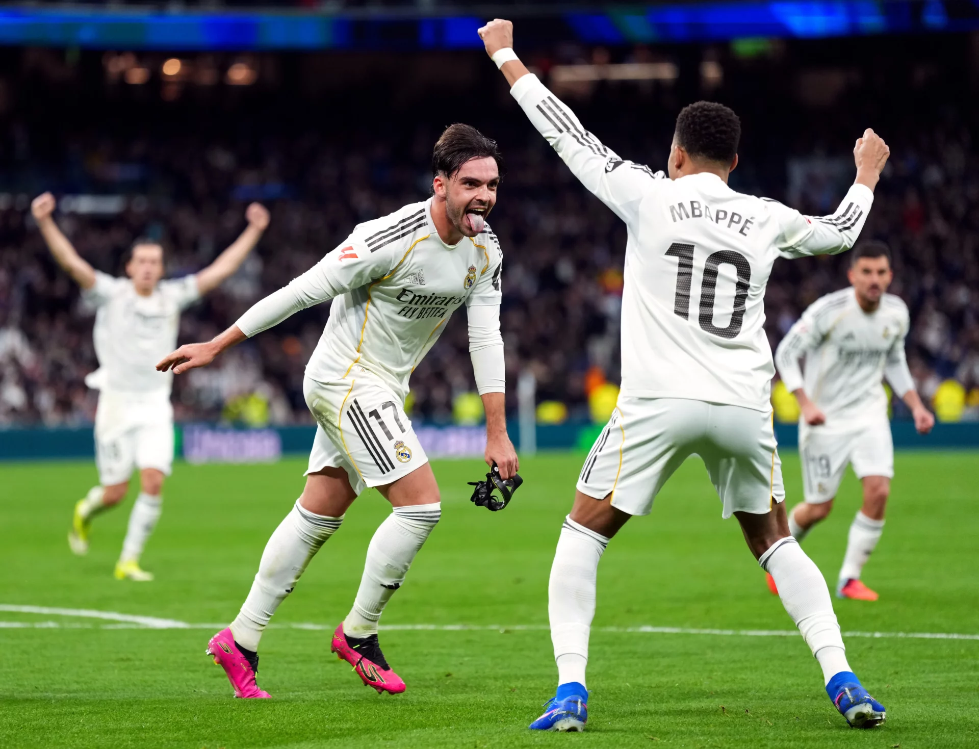 Asencio y Mbappé celebran un gol del Real Madrid al Levante en LaLiga.