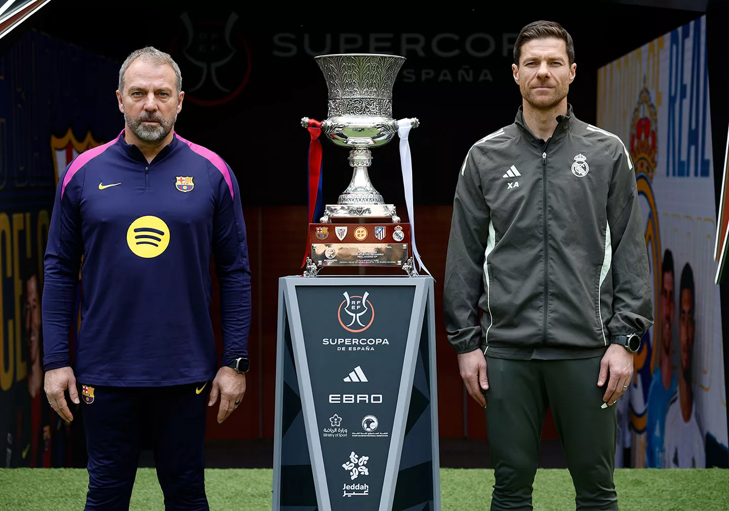 Los entrenadores de Barça y Real Madrid posan en la previa de la final de la Supercopa de España.