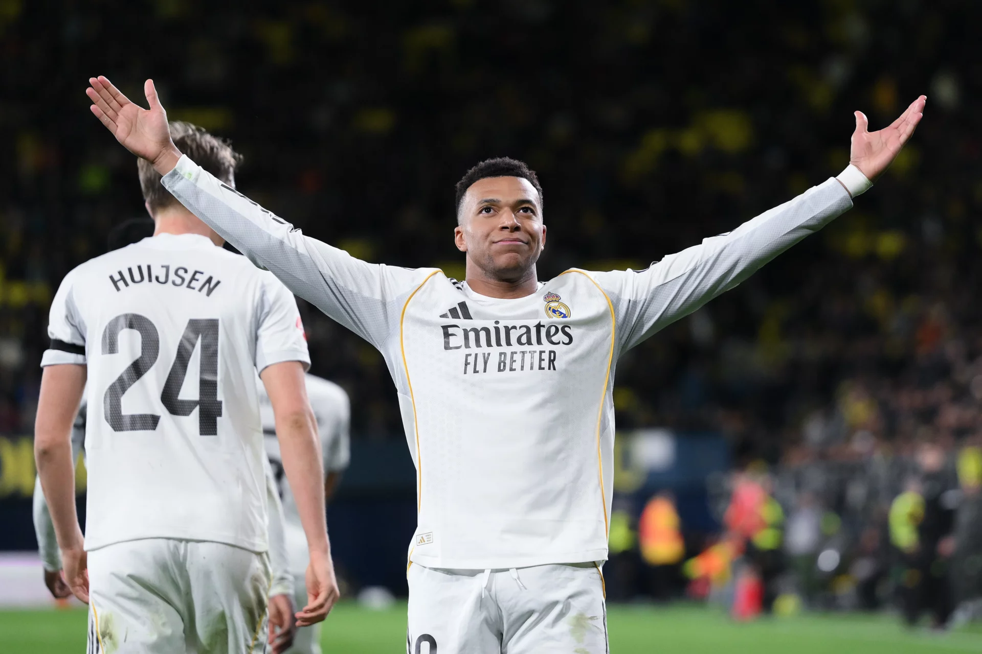 Mbappé celebra un gol en el partido previo al Benfica - Real Madrid de Champions.