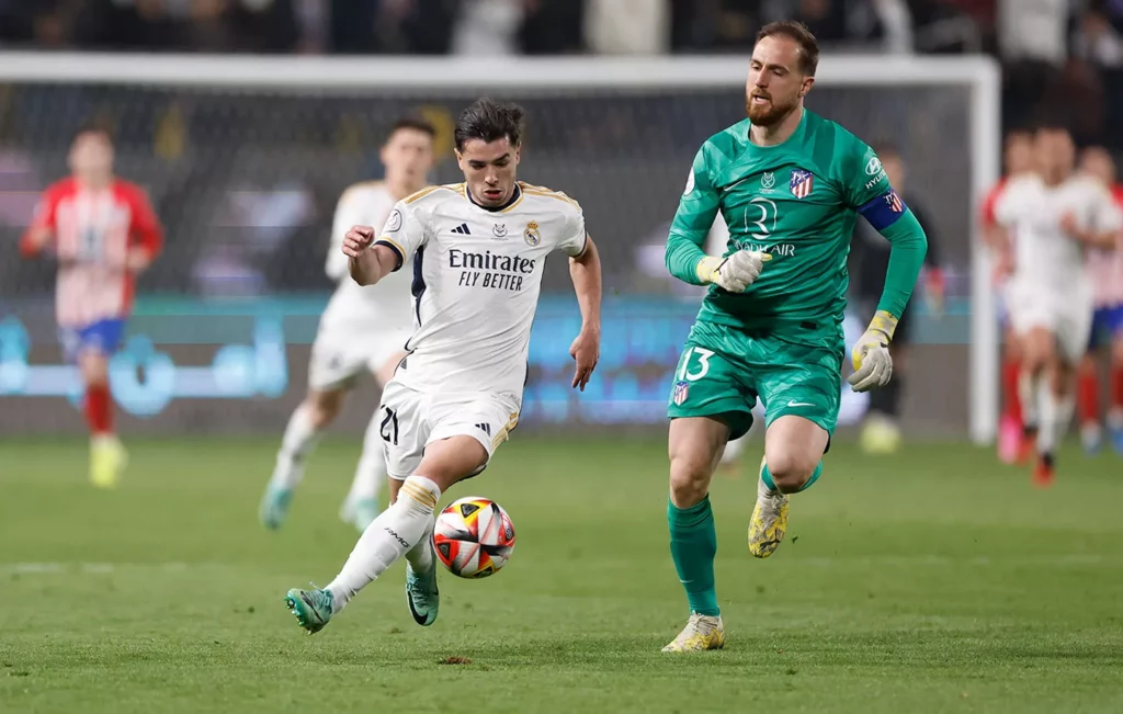 Oblak corre detrás de Brahim en el histórico derbi de Supercopa de España en 2024.