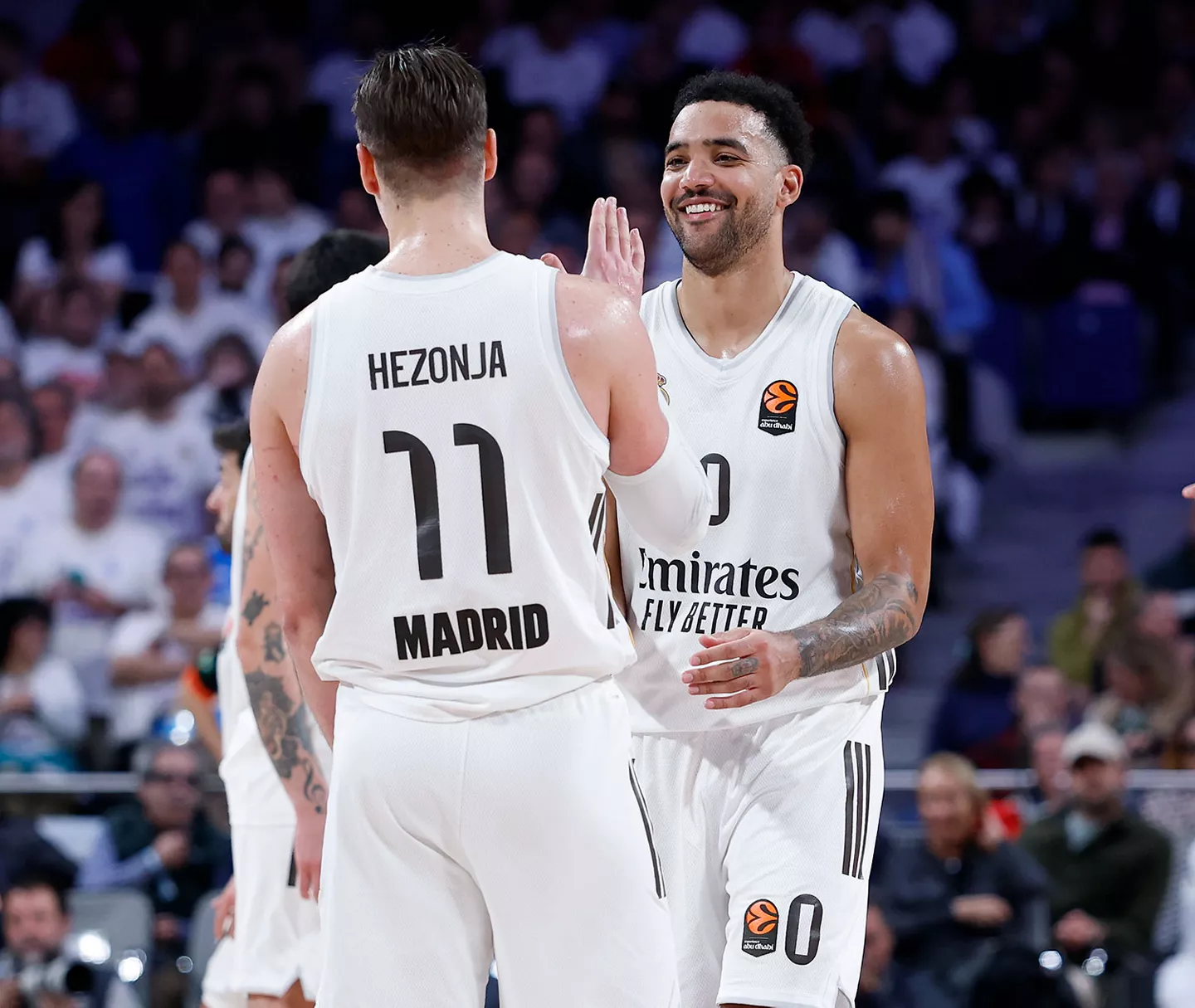 Previa Breogán – Real Madrid: Lugo examina el gran momento de los de Scariolo Hezonja y Lyles celebran durante un partido del Real Madrid Baloncesto.
