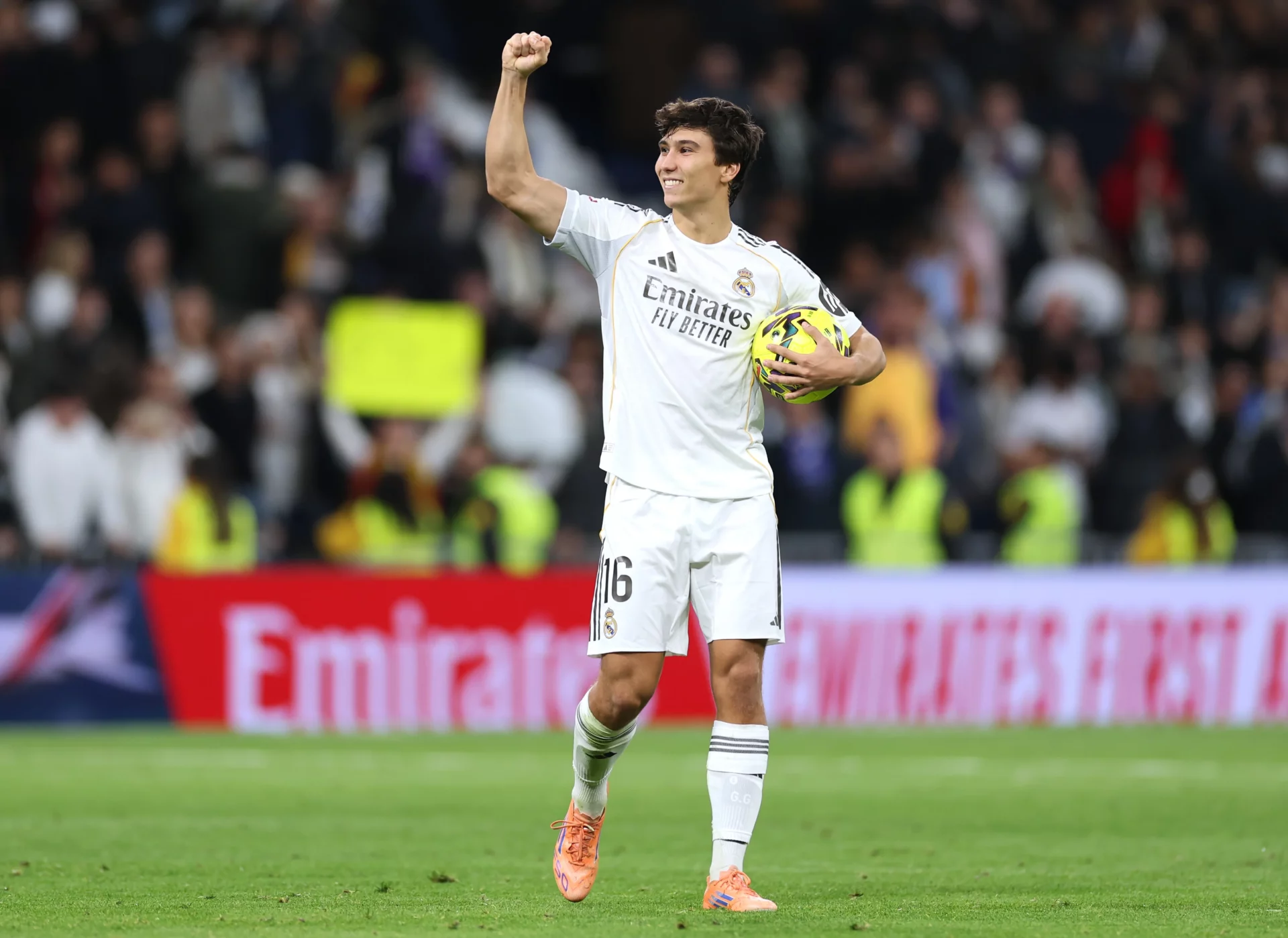 Calificaciones Blancas: Real Madrid 5-1 Betis Gonzalo García, con el balón de su hat-trick ante el Betis, protagonista de las calificaciones.