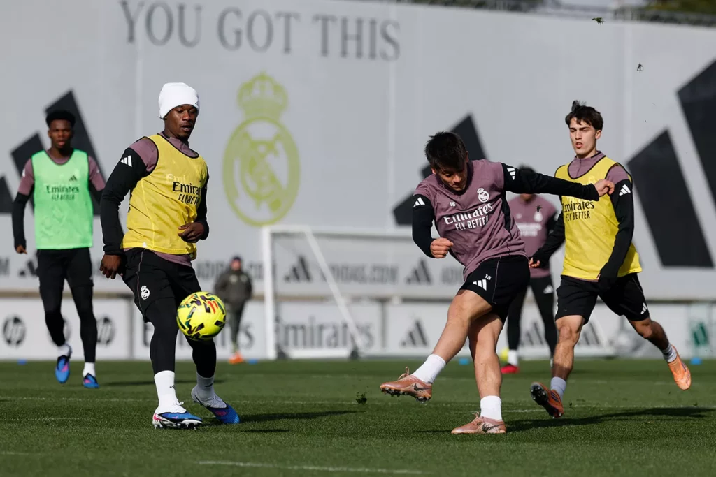 Camavinga y Güler se entrenan antes del partido entre Real Madrid y Villarreal.