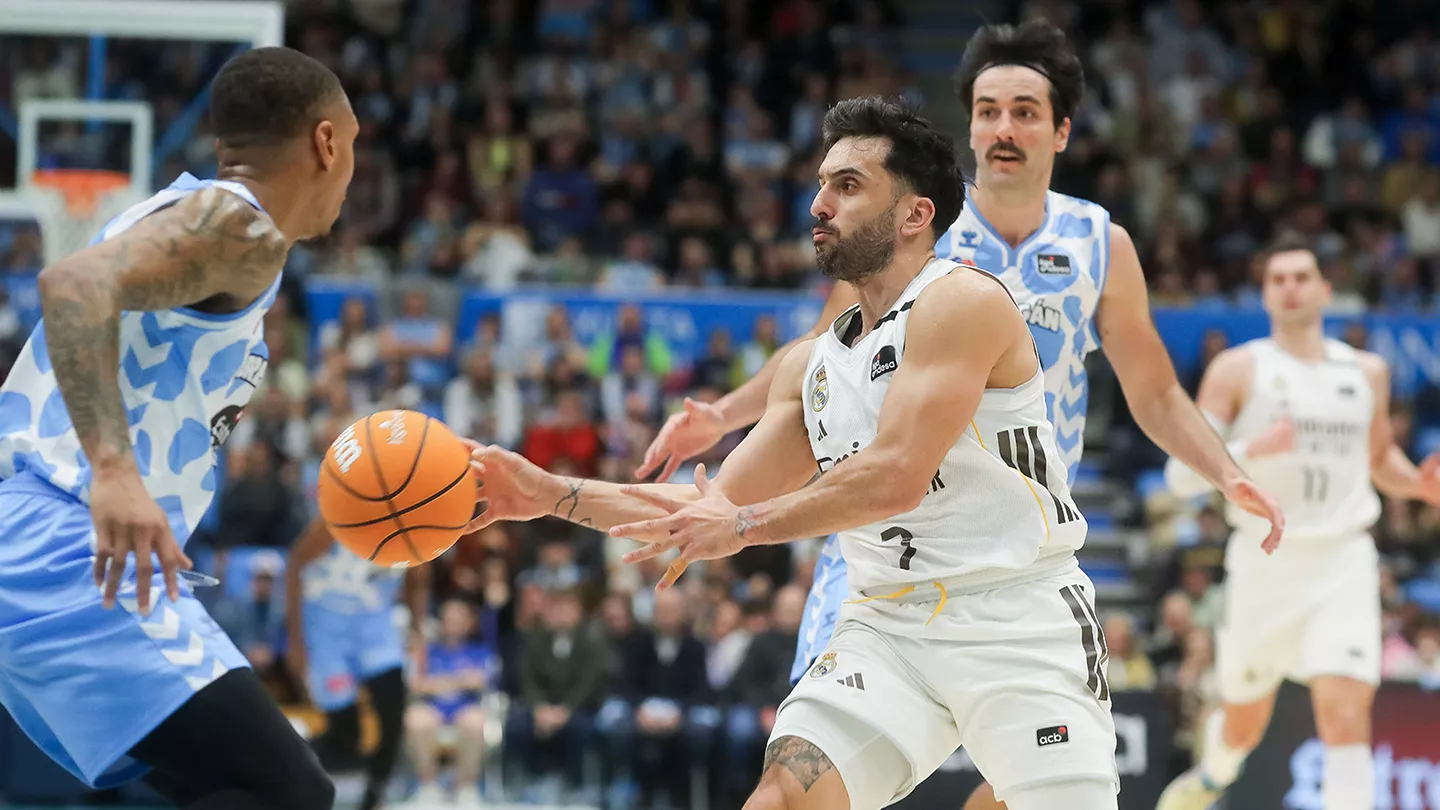 Campazzo pasa la pelota durante la victoria del Real Madrid en la cancha del Breogán