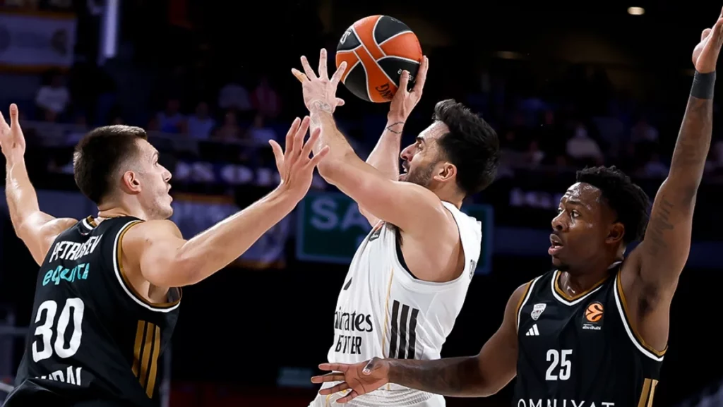 Facundo Campazzo, defendido por dos jugadores de Dubai Basketball.