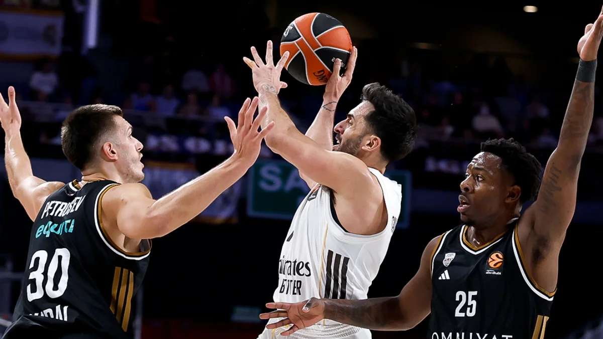 Facundo Campazzo, defendido por dos jugadores de Dubai Basketball.