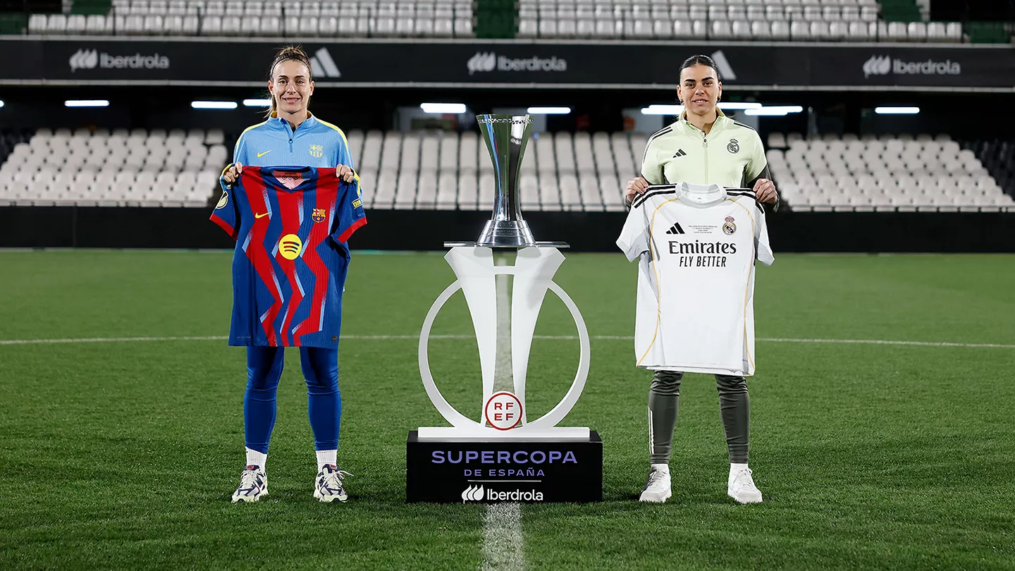 Alexia Putellas y Misa Rodríguez, del Barcelona y el Real Madrid, posan con el trofeo de la Supercopa de España.