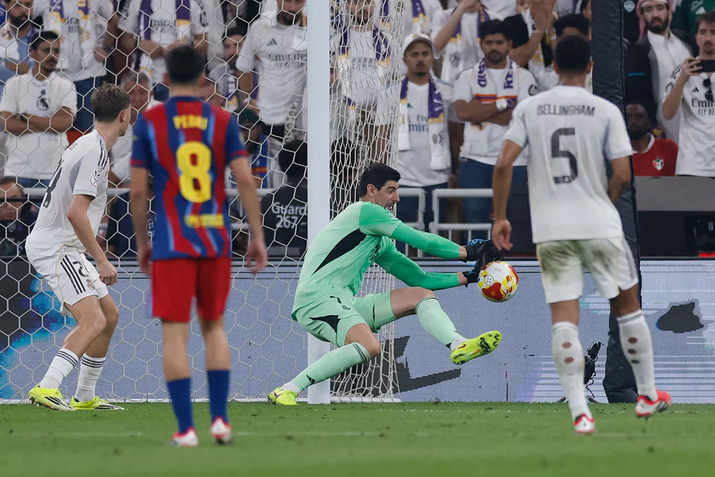 Courtois, sobre la final de Supercopa: «Hemos perdido por detalles» Thibaut Courtois realiza una parada durante la final de la Supercopa con el Real Madrid