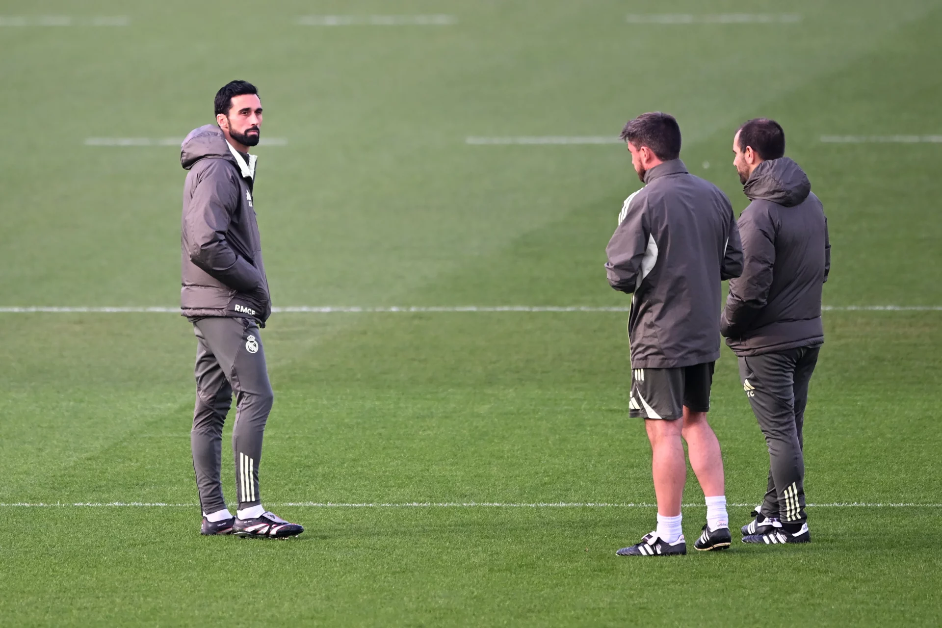 Arbeloa, junto a su cuerpo técnico, en el primer entrenamiento dirigiendo al Real Madrid.