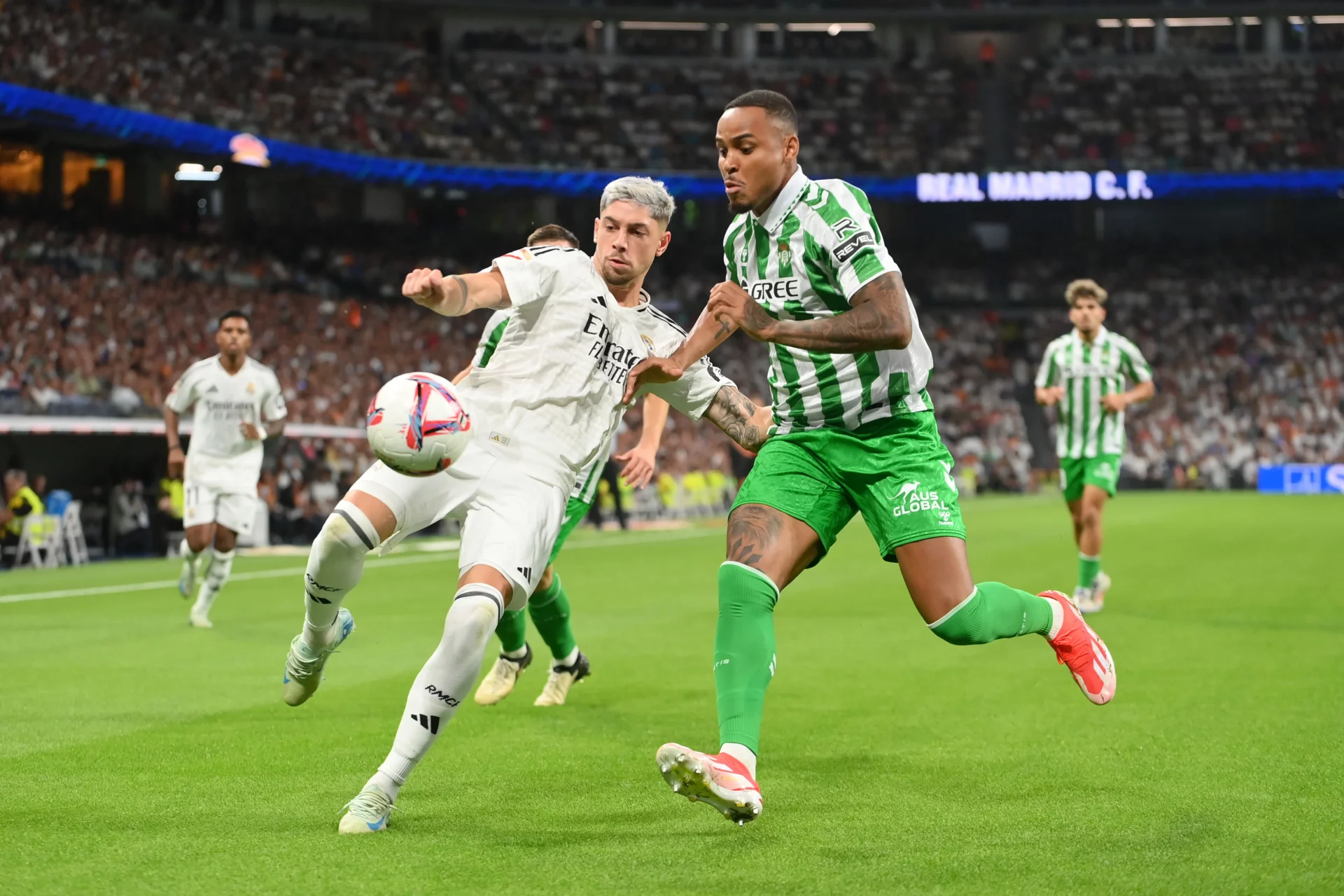 Dónde ver hoy el Real Madrid – Betis de LaLiga EA Sports: horario y canal de TV Fede Valverde y Natan, durante el último partido entre Real Madrid y Betis en el Santiago Bernabéu.