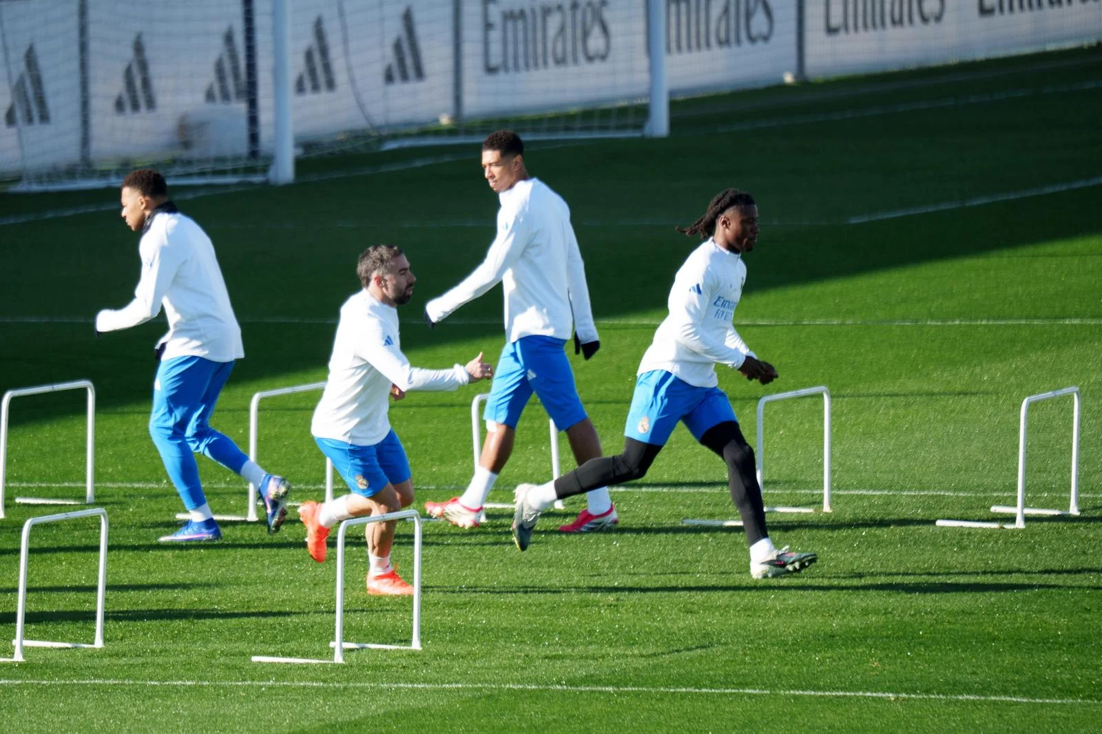Carvajal y Camavinga realizan un ejercicio durante el entrenamiento previo al Real Madrid - Mónaco.