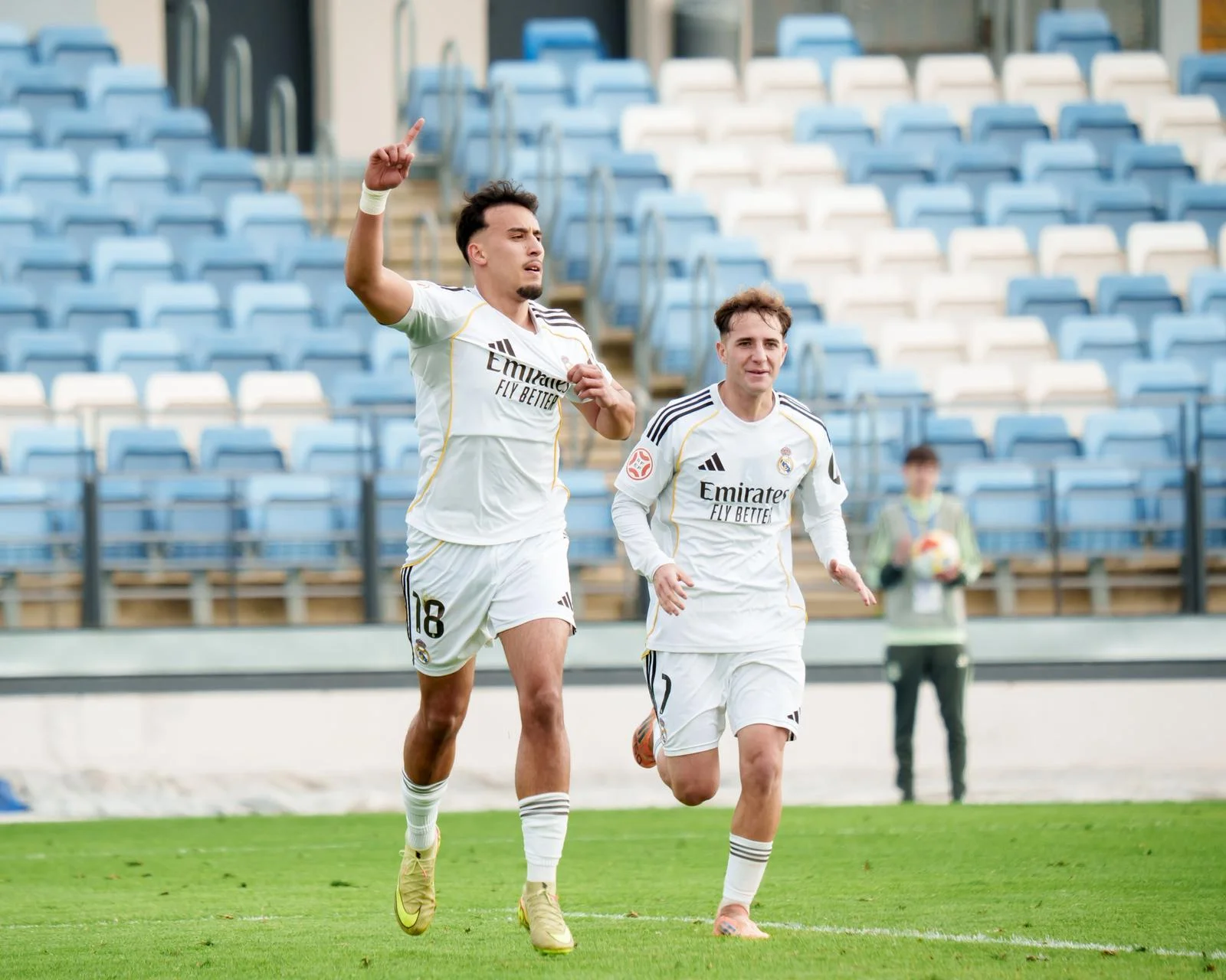 Real Madrid Castilla 2-0 Arenteiro: Arbeloa encuentra en Rachad su mejor regalo de Reyes Fettal celebra el gol del Real Madrid Castilla contra el Arenteiro en el Estadio Alfredo Di Stéfano
