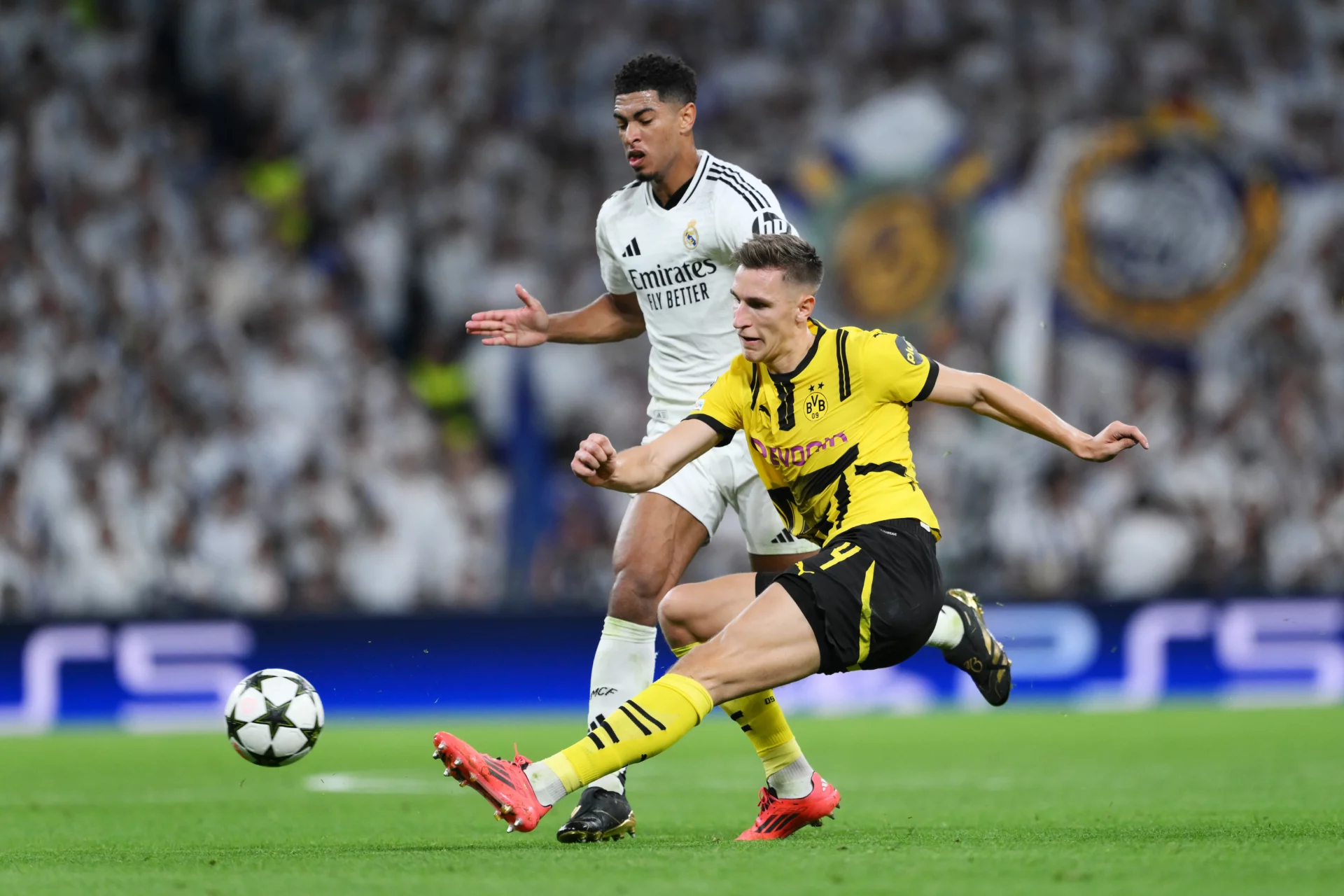 Nico Schlotterbeck, pretendido por el Real Madrid, despeja un balón ante Jude Bellingham.