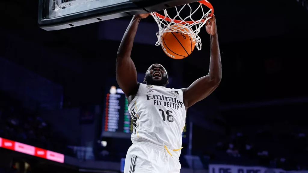 Usman Garuba realiza un mate durante un partido de Liga Endesa.