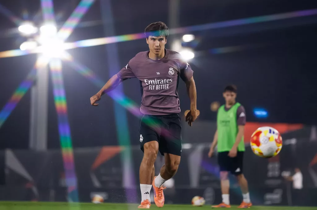 Gonzalo García entrena en Yeda antes del derbi de Supercopa de España entre Atlético y Real Madrid.