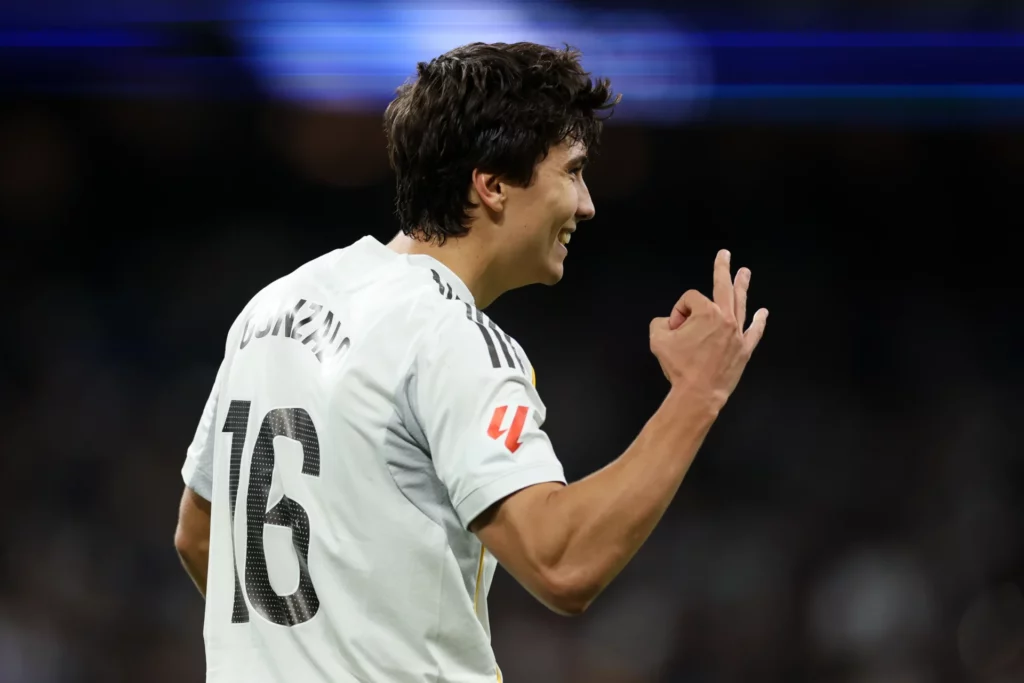 Gonzalo levanta tres dedos de la mano después de marcar tres goles al Betis en invierno.