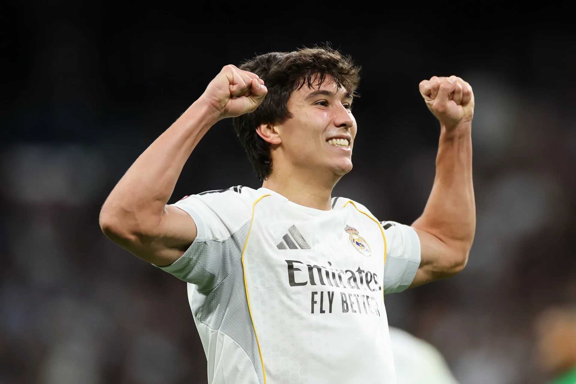 Gonzalo García celebra uno de sus tres goles al Betis en el Santiago Bernabéu.