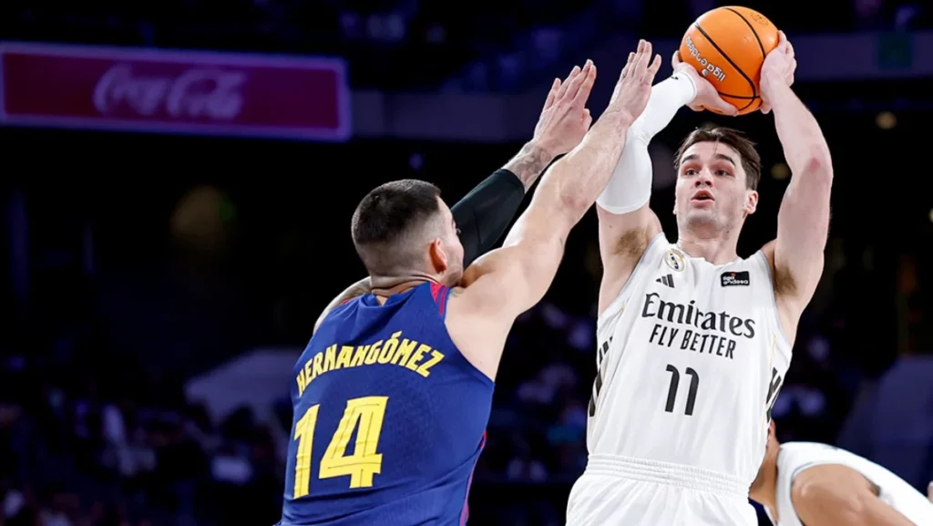 Mario Hezonja lanza a canasta punteado por Willy Hernangómez durante el Clásico.