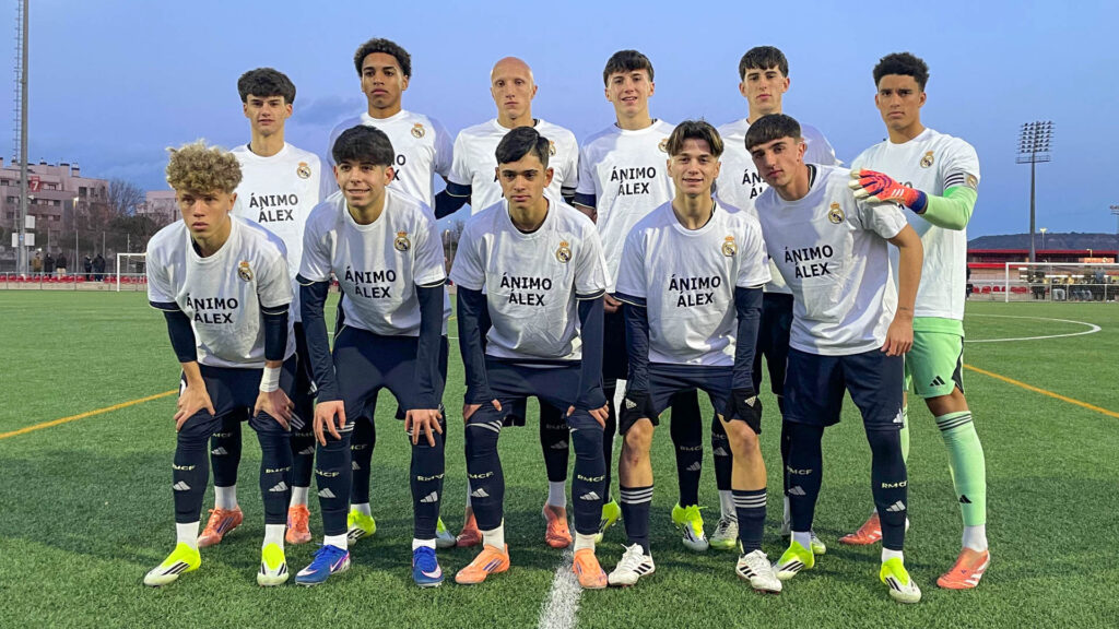 El Juvenil B del Real Madrid posa con camisetas de ánimo para Álex Mora por su lesión antes de un partido.