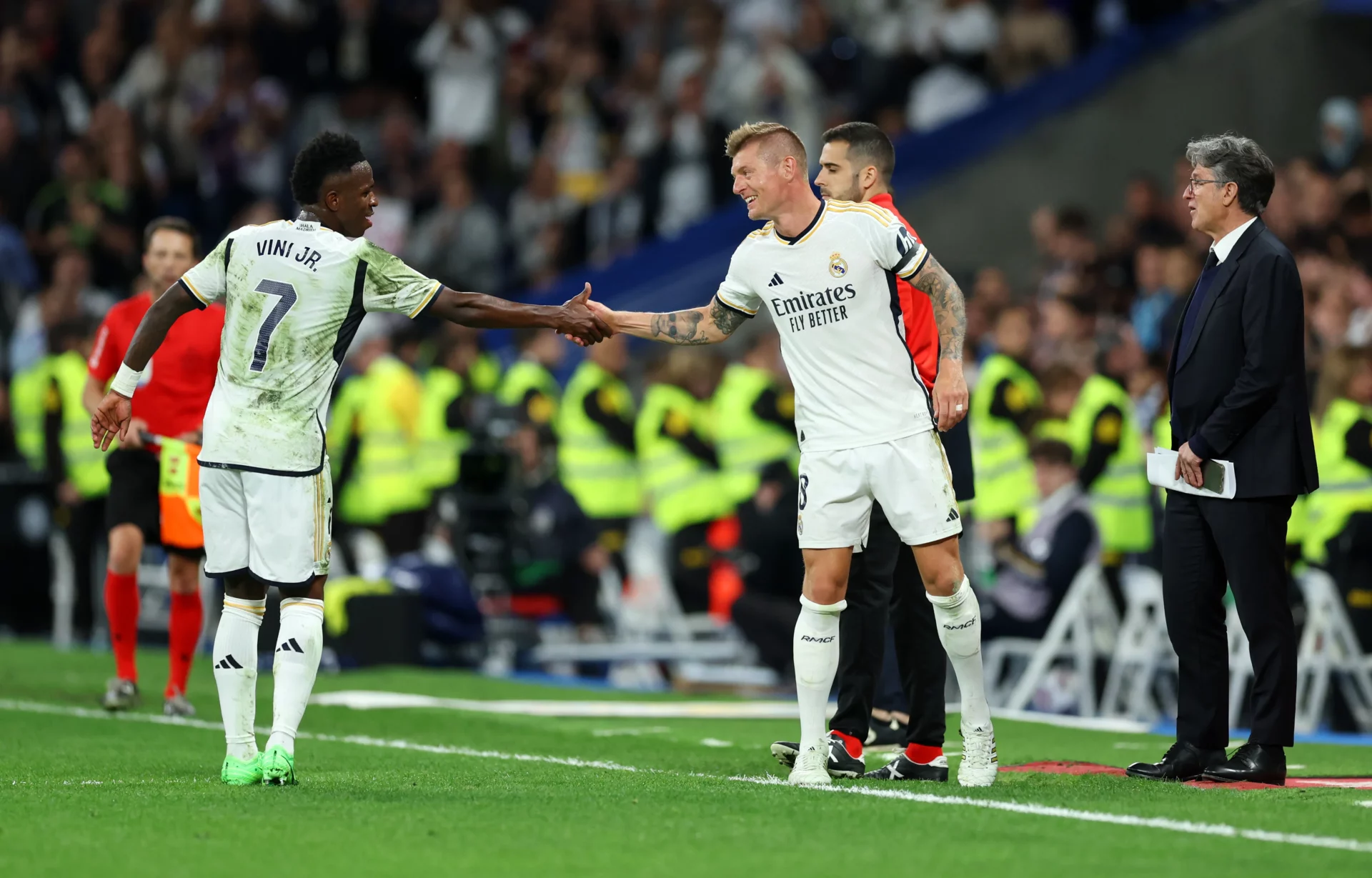 Kroos y Vinicius se saludan durante su etapa como compañeros en el Real Madrid.