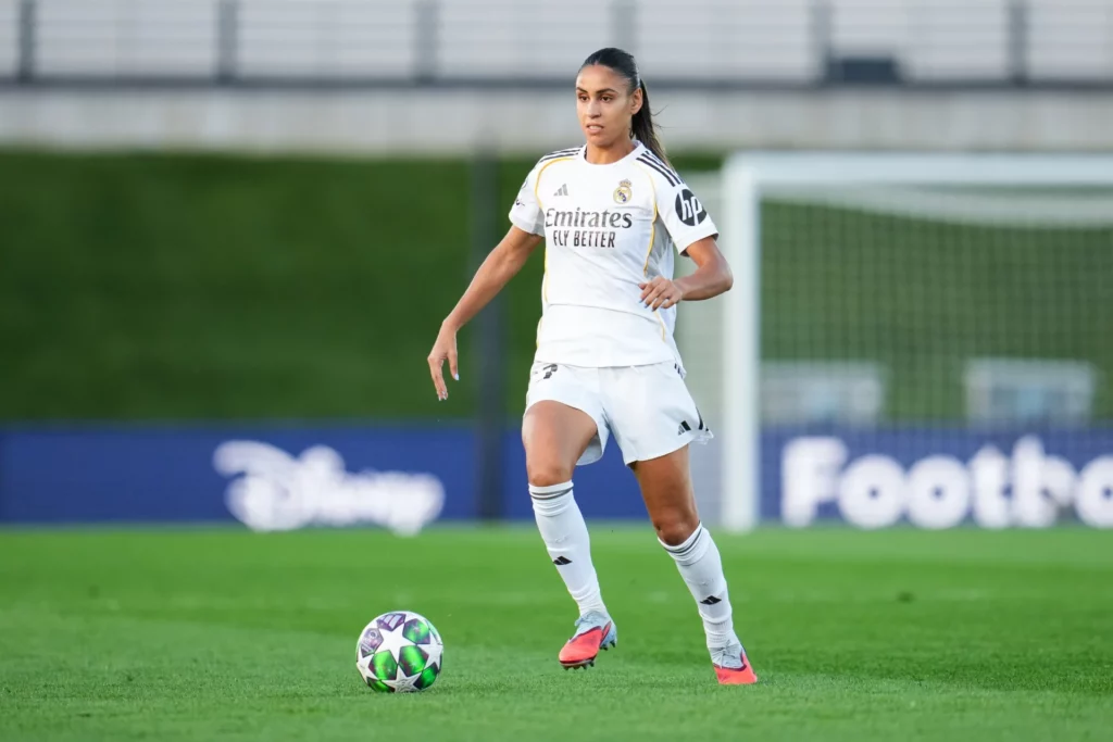 Maëlle Lakrar, durante un partido de Champions League con el Real Madrid Femenino.