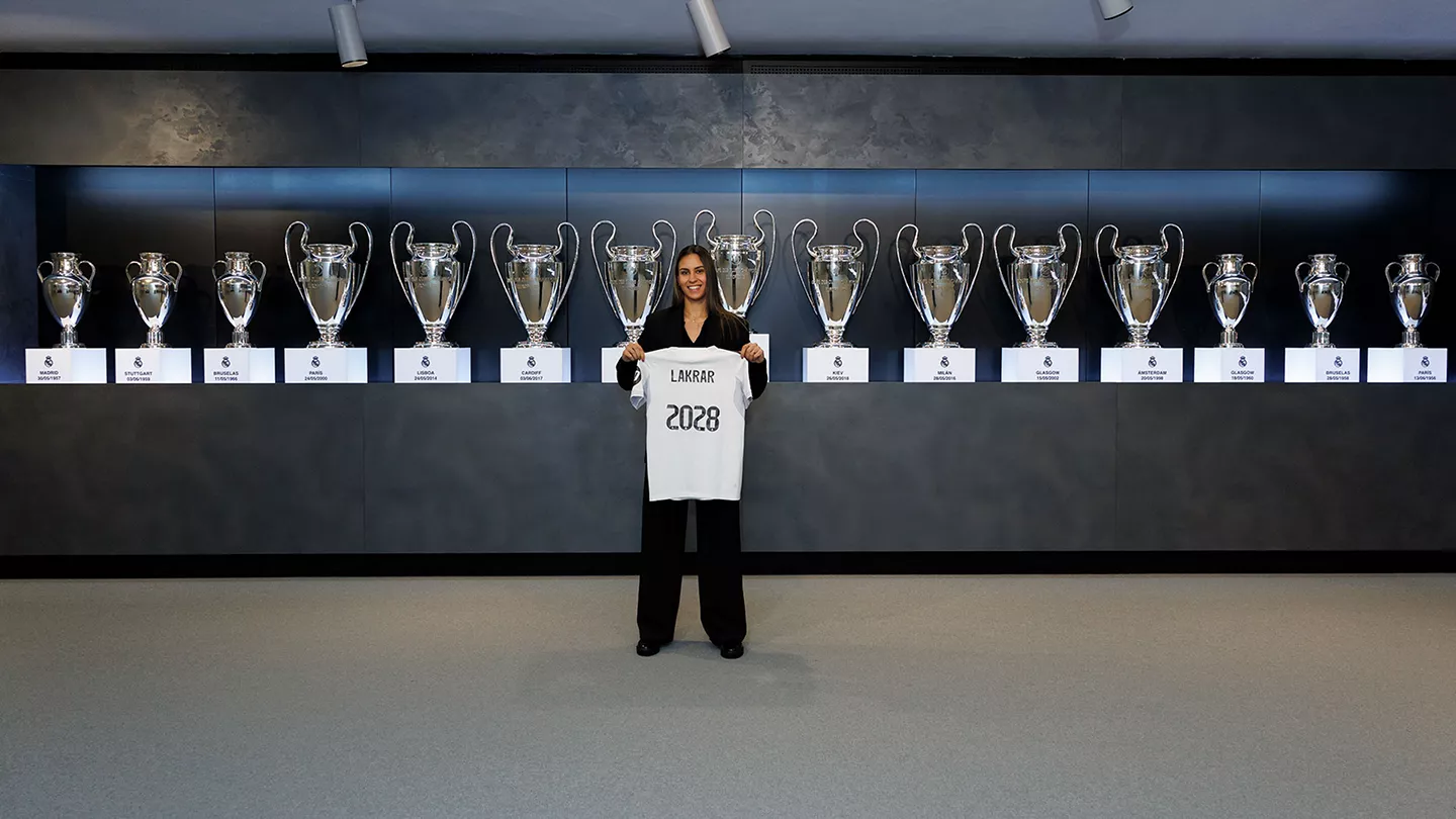 Maëlle Lakrar posa con la camiseta del Real Madrid después de su renovación con el Real Madrid Femenino.