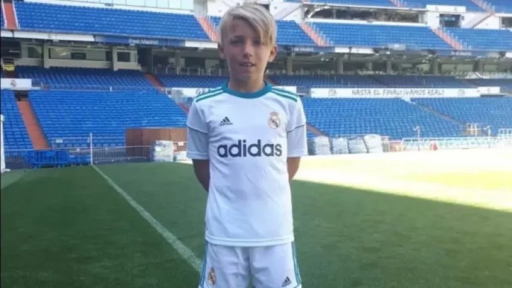Lennart Karl posa, durante su infancia, en el Estadio Santiago Bernabéu.