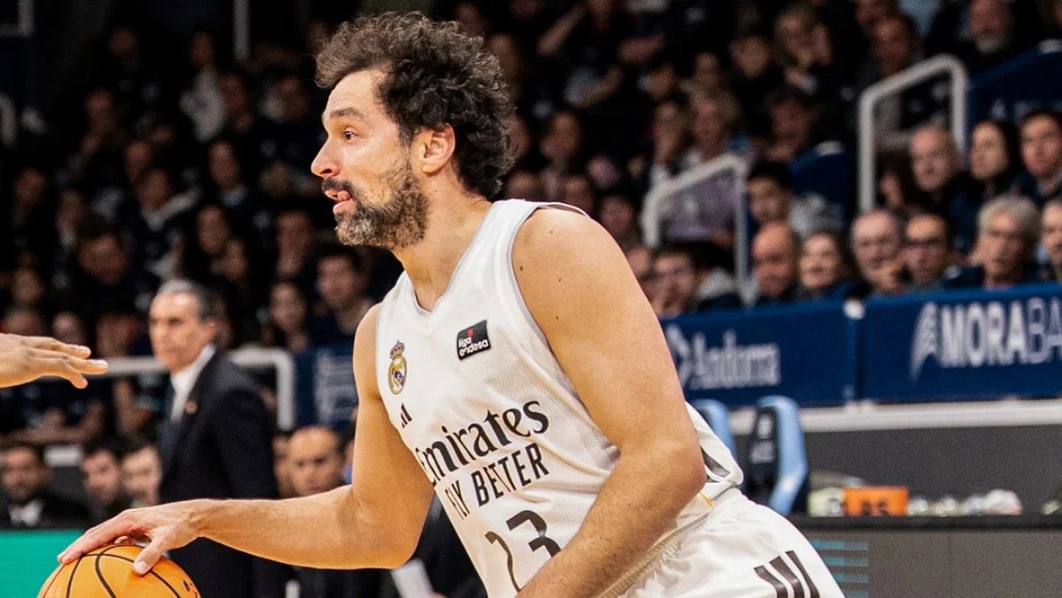 Llull bota la pelota durante el partido de Liga Endesa entre MoraBanc Andorra y Real Madrid.
