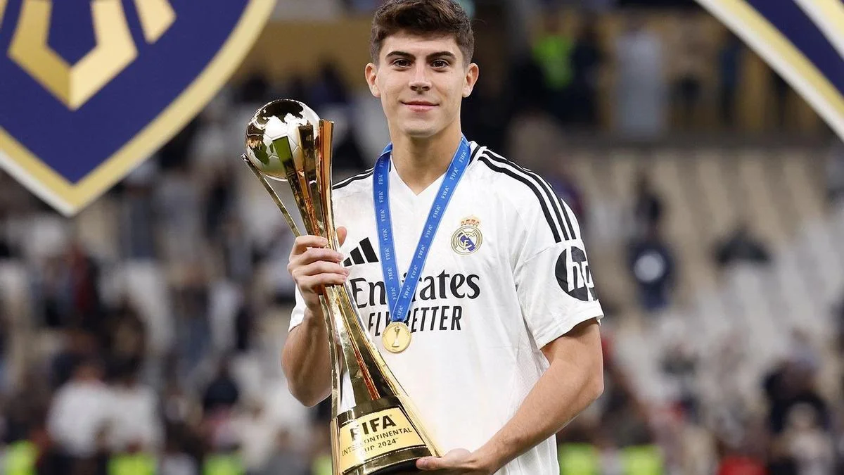 Lorenzo Aguado posa con un título durante su etapa en el Real Madrid