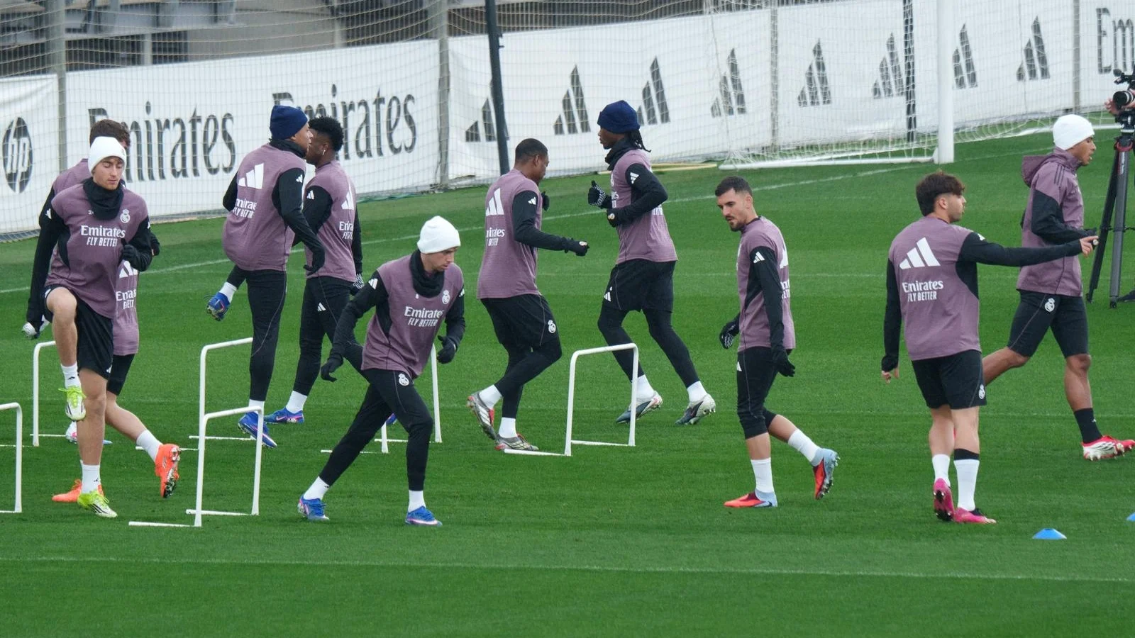 Mbappé se entrena con sus compañeros antes del partido contra el Levante.