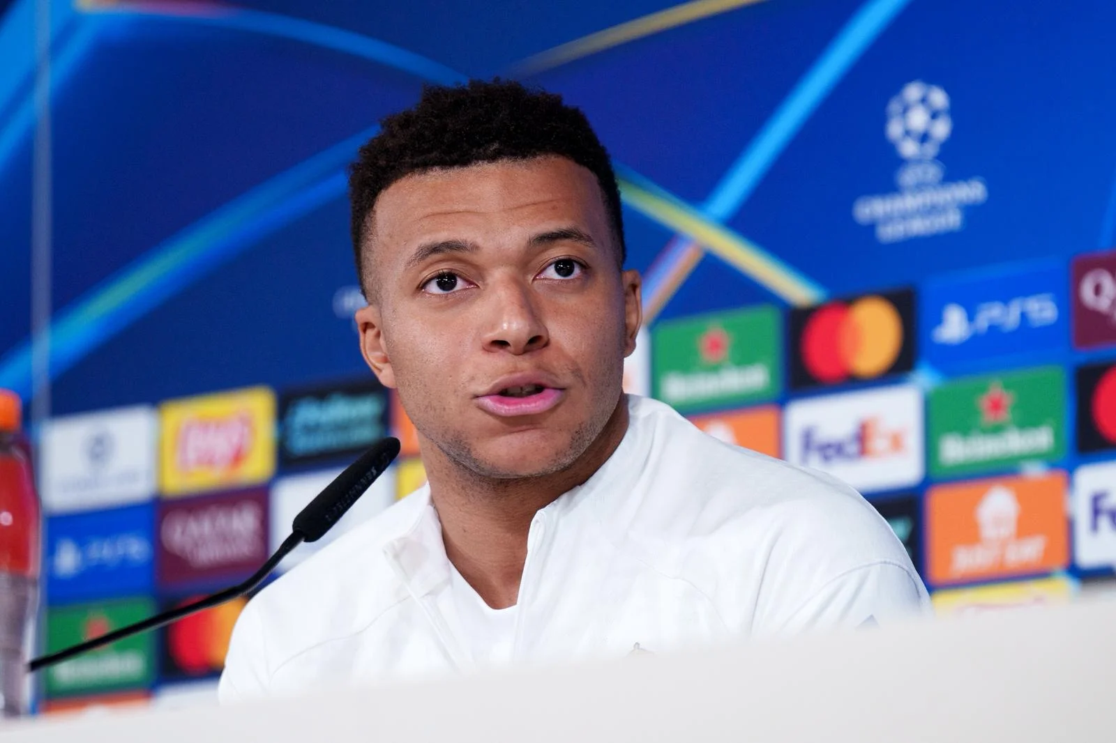 Mbappé defiende a la plantilla sobre los pitos del Santiago Bernabéu en rueda de prensa.