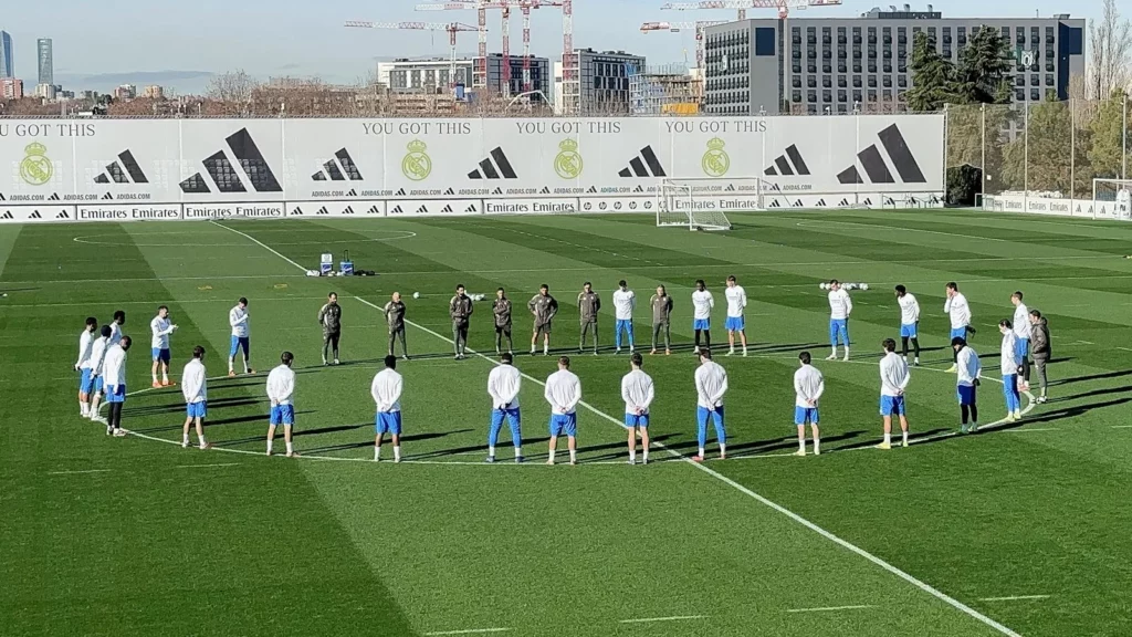 El Real Madrid guarda un minuto de silencio por las víctimas del accidente de Adamuz antes del entrenamiento.