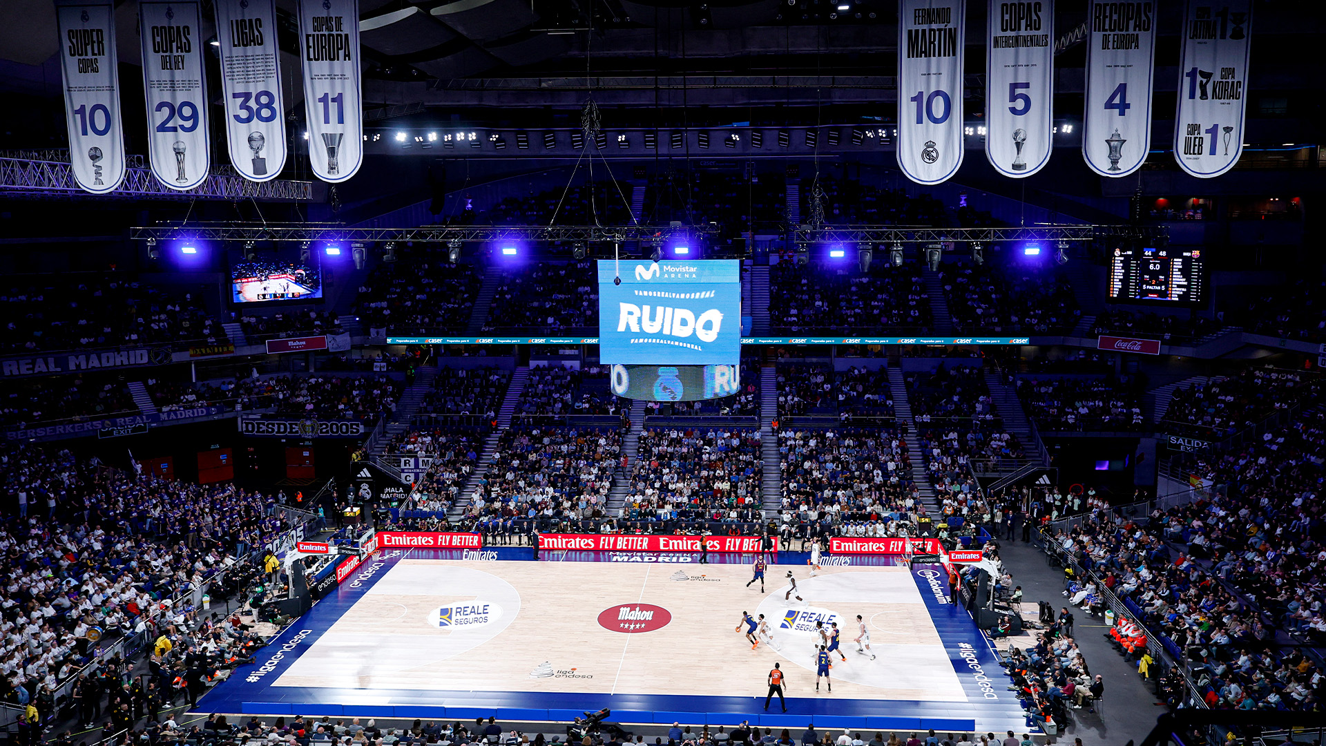 El público vuelve a llenar el Movistar Arena para ver al Real Madrid.
