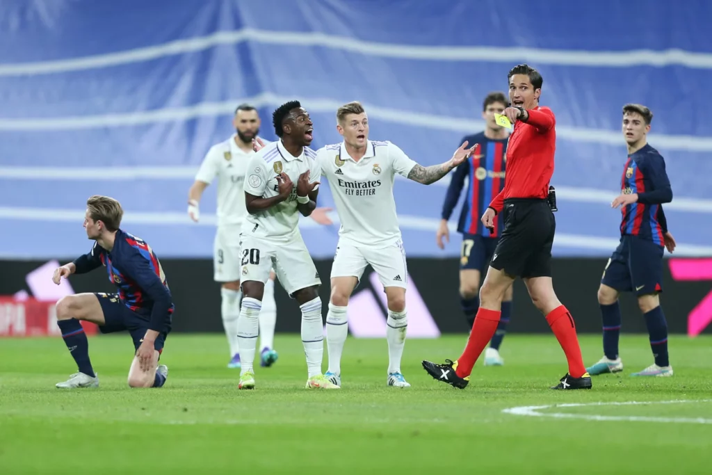 Munuera Montero amonesta a Vinicius durante un Clásico en 2023.