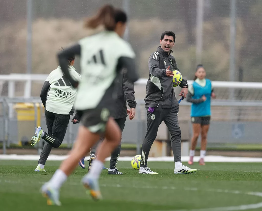 Pau Quesada dirige el último entrenamiento del Real Madrid Femenino antes de visitar Riazor.