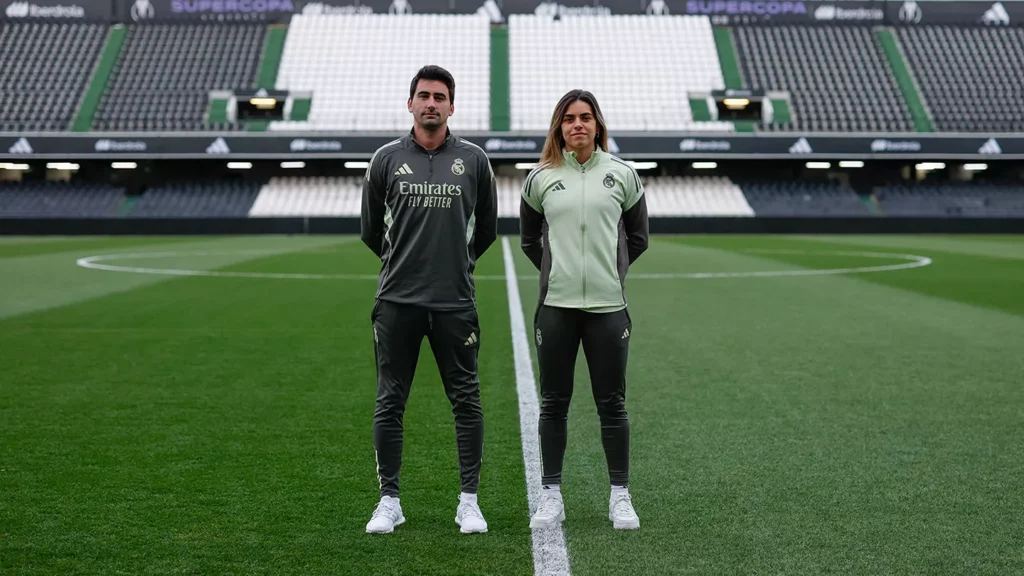 Pau Quesada y Misa posan en la sede de la Supercopa de España en Castellón.