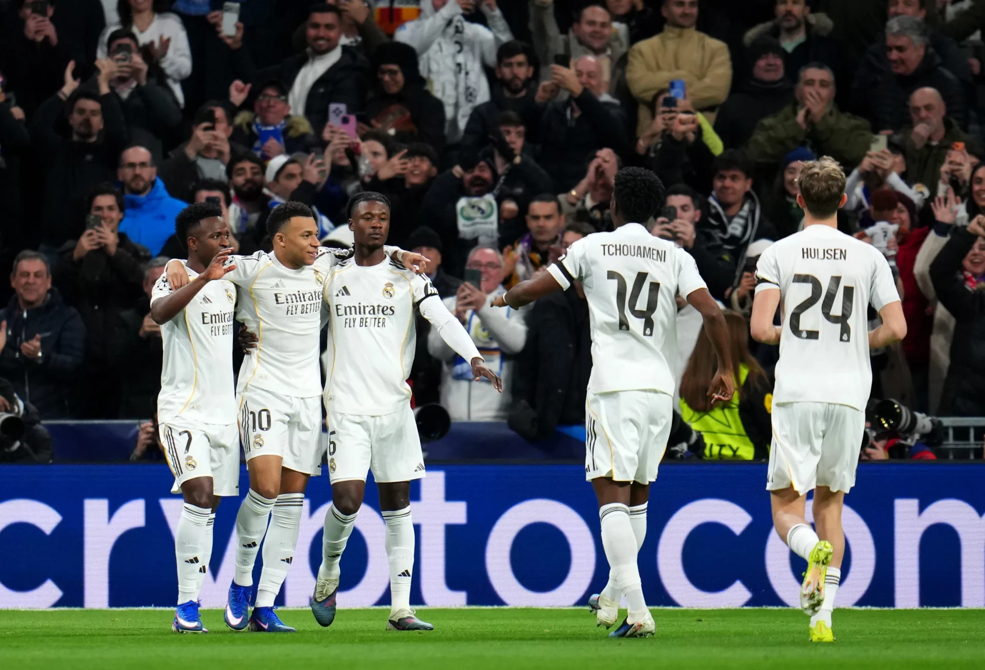 Los jugadores del Real Madrid celebran uno de los seis goles al Mónaco.