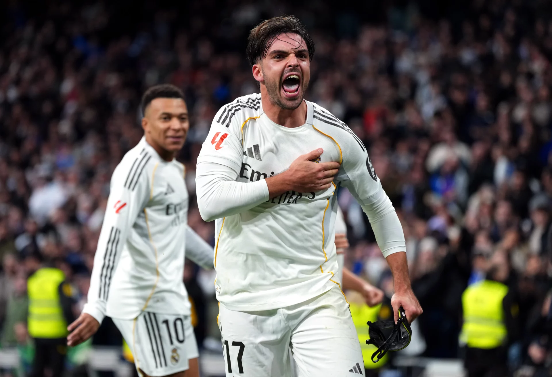 Raúl Asencio celebra un gol con el Real Madrid en el Santiago Bernabéu.