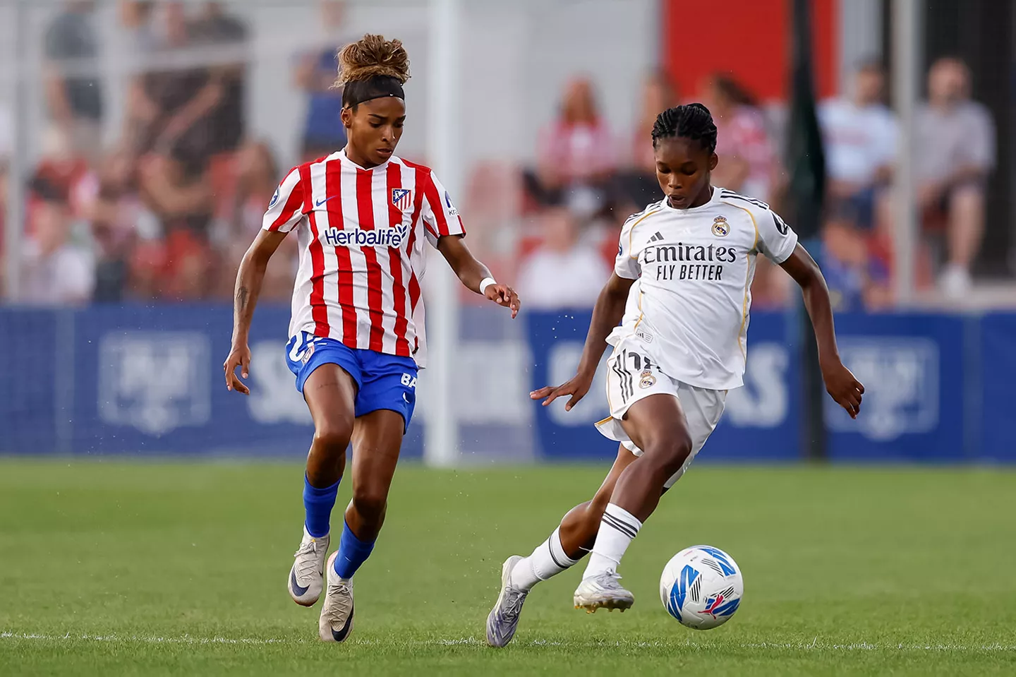 Jugadoras de Real Madrid Femenino y Atlético en el derbi previo a la Supercopa.