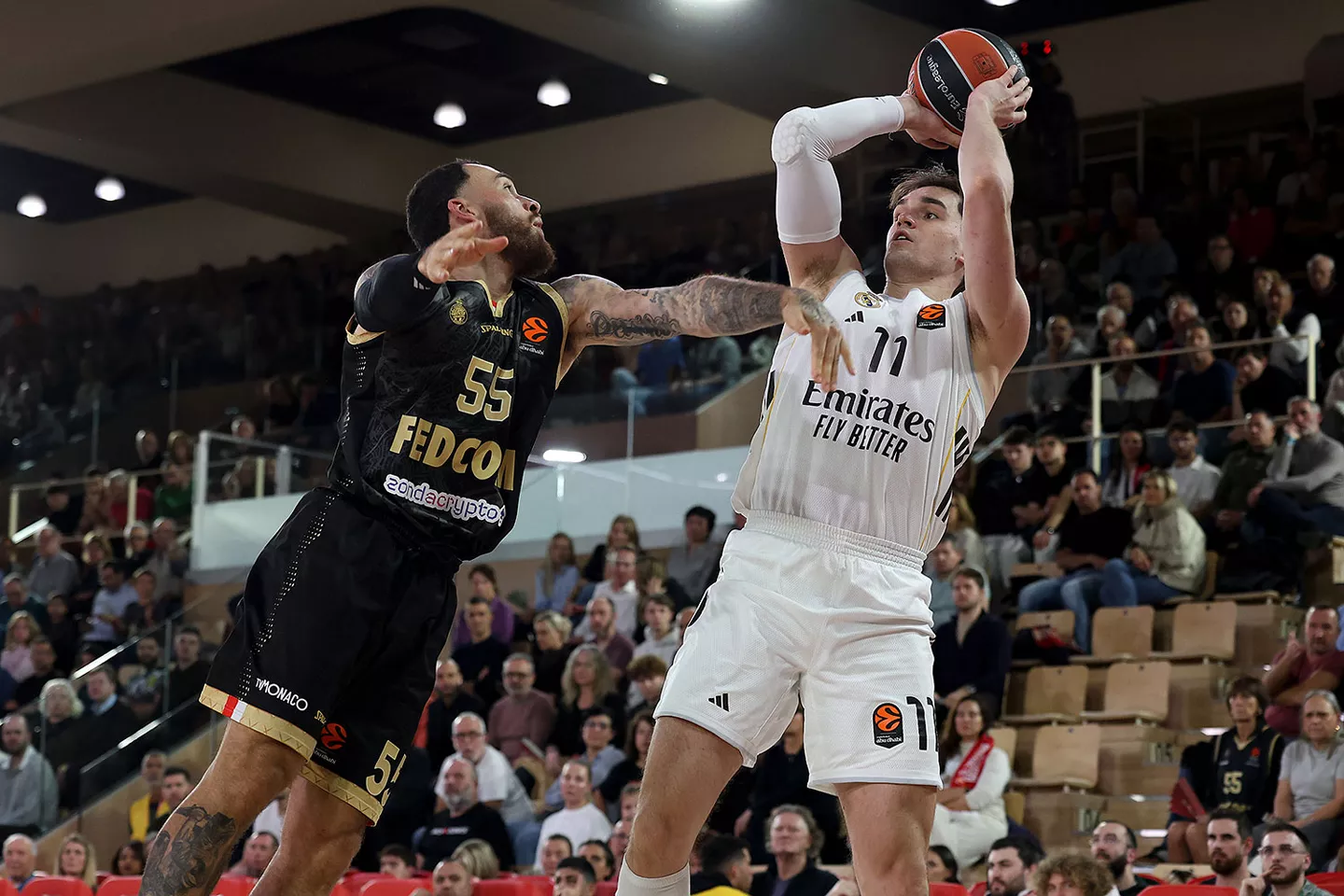 Hezonja lanza a canasta durante el último partido entre Real Madrid y Mónaco
