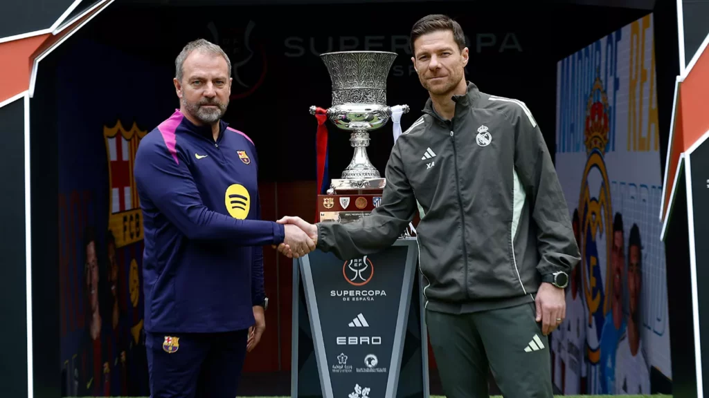 Los entrenadores de Barça y Real Madrid posan con el trofeo de la Supercopa de España.