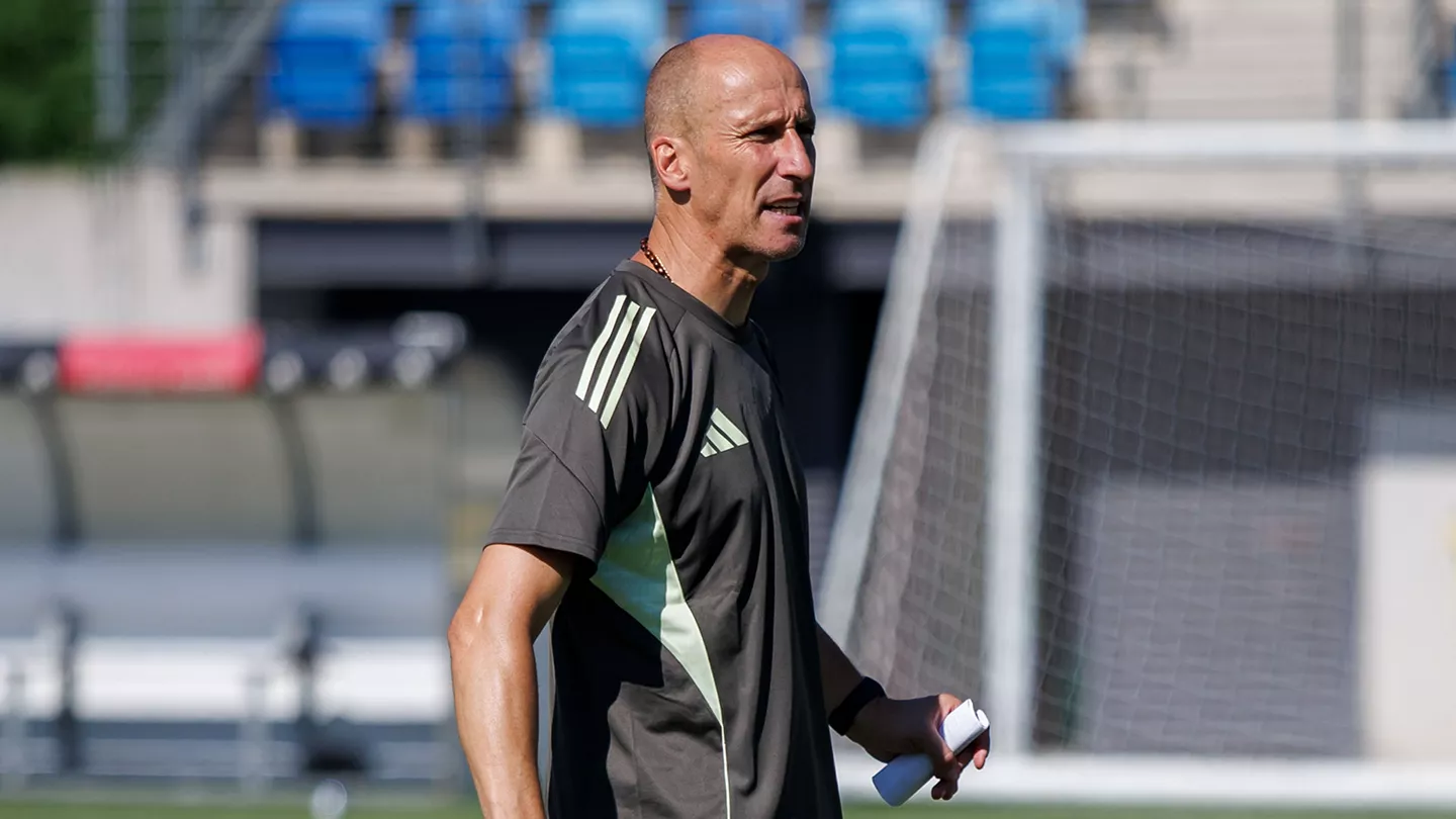 El Real Madrid cesa a otro entrenador el mismo día del adiós de Xabi Alonso El Real Madrid cesa a otro entrenador el mismo día del adiós de Xabi Alonso